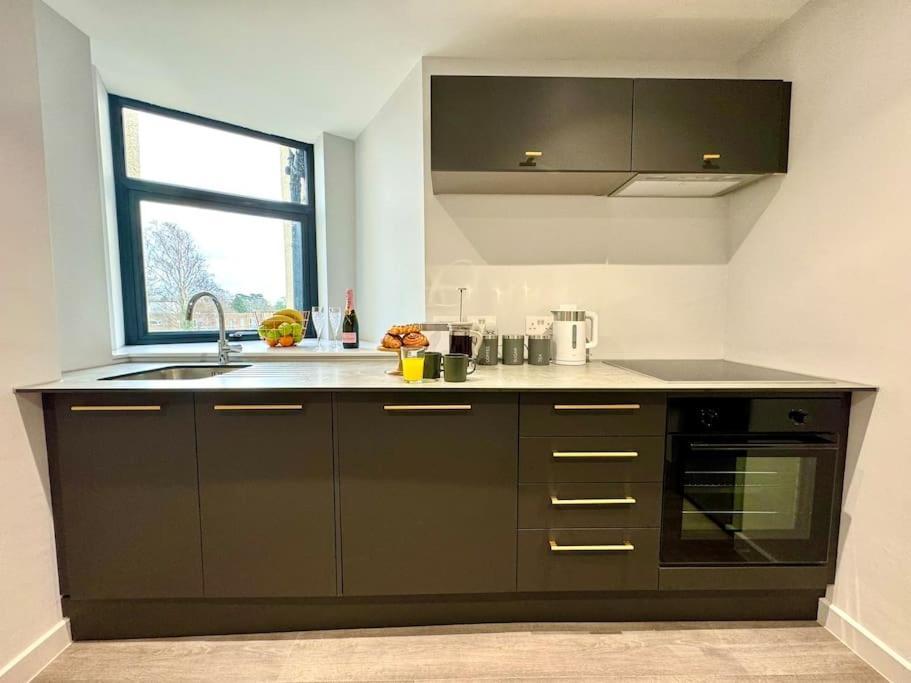 Bournemouth Getaway: 3Br Apartment Near Beach Bagian luar foto