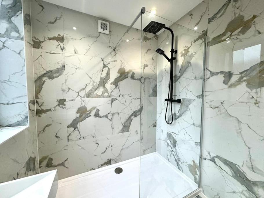 Bournemouth Getaway: 3Br Apartment Near Beach Bagian luar foto