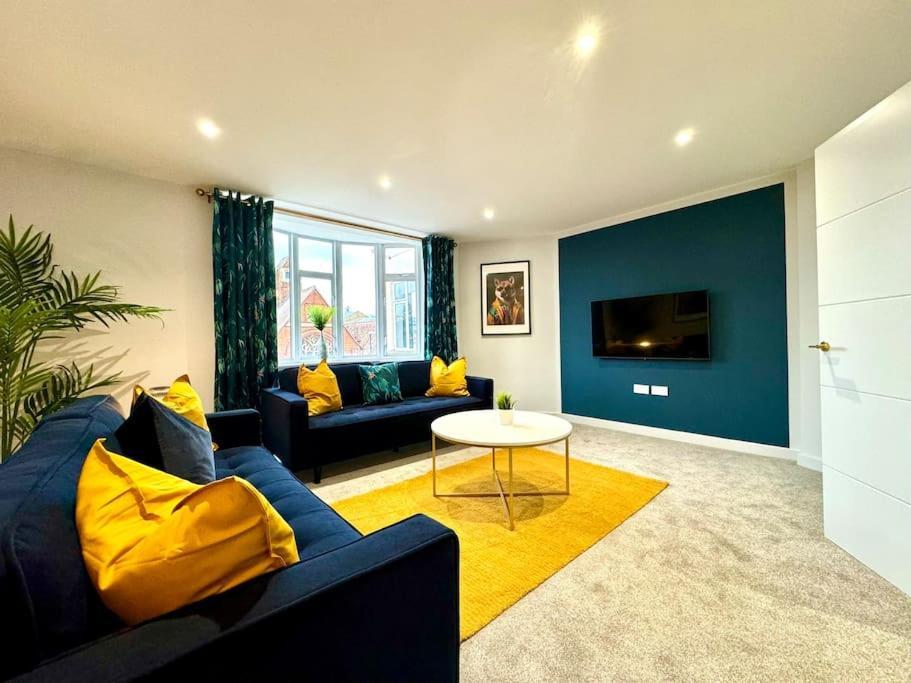 Bournemouth Getaway: 3Br Apartment Near Beach Bagian luar foto
