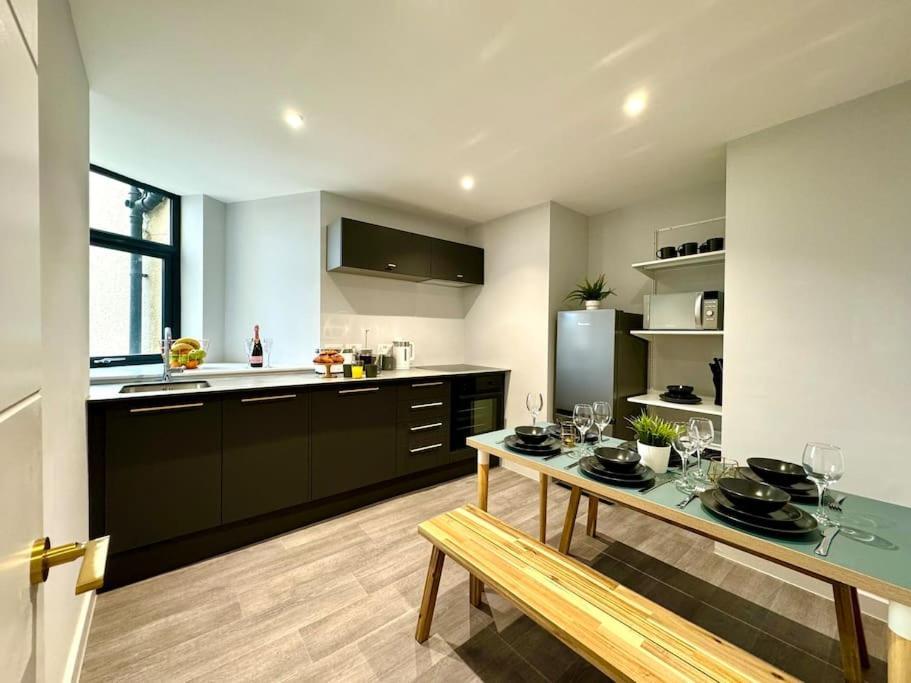 Bournemouth Getaway: 3Br Apartment Near Beach Bagian luar foto