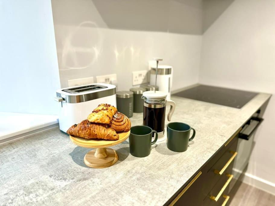 Bournemouth Getaway: 3Br Apartment Near Beach Bagian luar foto
