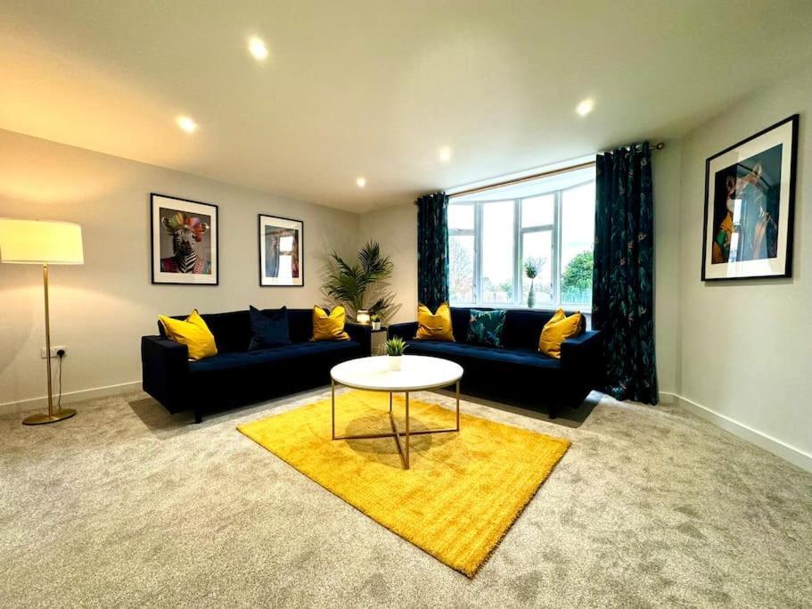 Bournemouth Getaway: 3Br Apartment Near Beach Bagian luar foto