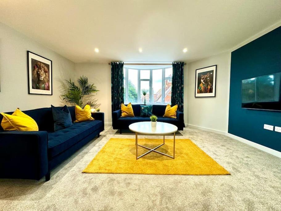 Bournemouth Getaway: 3Br Apartment Near Beach Bagian luar foto