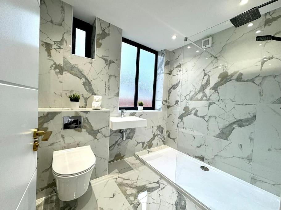 Bournemouth Getaway: 3Br Apartment Near Beach Bagian luar foto